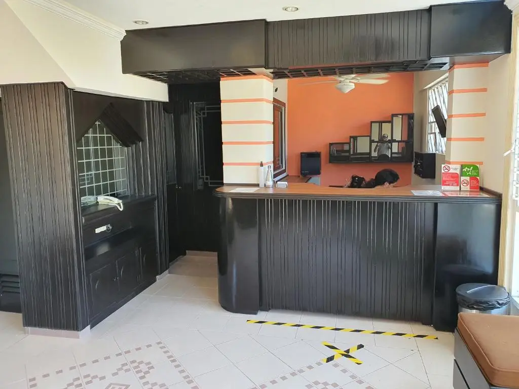 24-hour reception at Hotel Atlantico